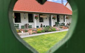 Ladislaus Schnaps-Haus Falusi Vendégház